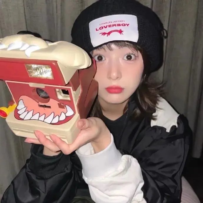 踉跄的女孩